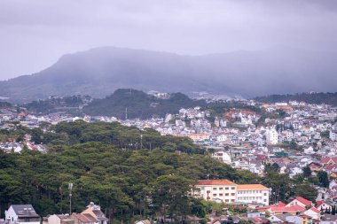 Dalat Şehri, Vietnam - 02 Aralık 2023: Dalat şehrinin çatılarına bakın. Da Lat ve çevresi Asya 'nın popüler bir turizm beldesidir. Sis ve dağlarla dolu bir şehir