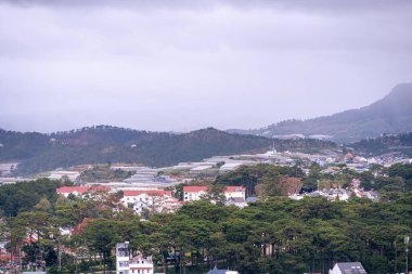 Dalat Şehri, Vietnam - 02 Aralık 2023: Dalat şehrinin çatılarına bakın. Da Lat ve çevresi Asya 'nın popüler bir turizm beldesidir. Sis ve dağlarla dolu bir şehir