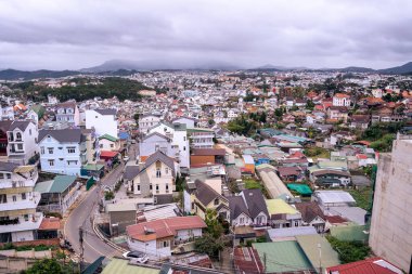 Dalat Şehri, Vietnam - 02 Aralık 2023: Dalat şehrinin çatılarına bakın. Da Lat ve çevresi Asya 'nın popüler bir turizm beldesidir. Sis ve dağlarla dolu bir şehir