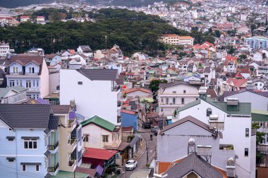 Dalat Şehri, Vietnam - 02 Aralık 2023: Dalat şehrinin çatılarına bakın. Da Lat ve çevresi Asya 'nın popüler bir turizm beldesidir. Sis ve dağlarla dolu bir şehir