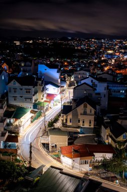 Dalat Şehri, Vietnam - 02 Aralık 2023: Dalat şehrinin çatılarına bakın. Da Lat ve çevresi Asya 'nın popüler bir turizm beldesidir. Sis ve dağlarla dolu bir şehir