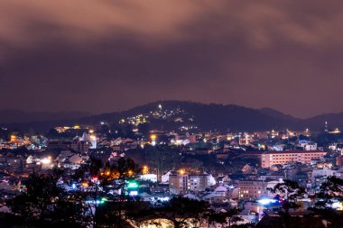 Dalat Şehri, Vietnam - 02 Aralık 2023: Dalat şehrinin çatılarına bakın. Da Lat ve çevresi Asya 'nın popüler bir turizm beldesidir. Sis ve dağlarla dolu bir şehir