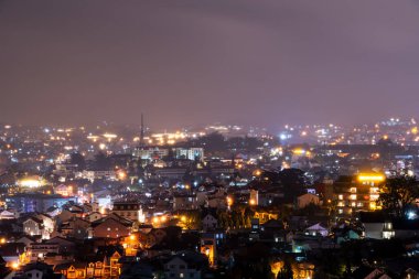 Dalat Şehri, Vietnam - 02 Aralık 2023: Dalat şehrinin çatılarına bakın. Da Lat ve çevresi Asya 'nın popüler bir turizm beldesidir. Sis ve dağlarla dolu bir şehir