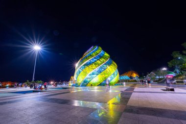 Dalat şehri, Vietnam - 01 Aralık 2023: Da Lat City 'deki Lam Vien Meydanı' ndaki Ayçiçeği Binası manzarası. Gelişmiş Vietnam 'daki turizm şehri. Xuan Huong Gölü ile Da Lat Meydanı..