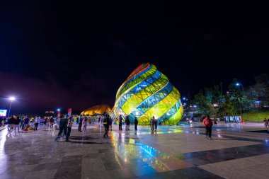 Dalat şehri, Vietnam - 01 Aralık 2023: Da Lat City 'deki Lam Vien Meydanı' ndaki Ayçiçeği Binası manzarası. Gelişmiş Vietnam 'daki turizm şehri. Xuan Huong Gölü ile Da Lat Meydanı..