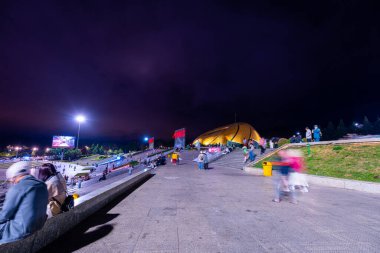 Dalat şehri, Vietnam - 01 Aralık 2023: Da Lat City 'deki Lam Vien Meydanı' ndaki Ayçiçeği Binası manzarası. Gelişmiş Vietnam 'daki turizm şehri. Xuan Huong Gölü ile Da Lat Meydanı..