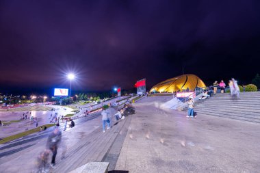 Dalat şehri, Vietnam - 01 Aralık 2023: Da Lat City 'deki Lam Vien Meydanı' ndaki Ayçiçeği Binası manzarası. Gelişmiş Vietnam 'daki turizm şehri. Xuan Huong Gölü ile Da Lat Meydanı..