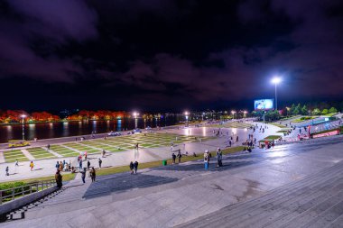 Dalat şehri, Vietnam - 01 Aralık 2023: Da Lat City 'deki Lam Vien Meydanı' ndaki Ayçiçeği Binası manzarası. Gelişmiş Vietnam 'daki turizm şehri. Xuan Huong Gölü ile Da Lat Meydanı..