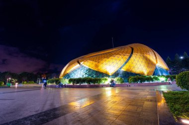 Dalat şehri, Vietnam - 01 Aralık 2023: Da Lat City 'deki Lam Vien Meydanı' ndaki Ayçiçeği Binası manzarası. Gelişmiş Vietnam 'daki turizm şehri. Xuan Huong Gölü ile Da Lat Meydanı..