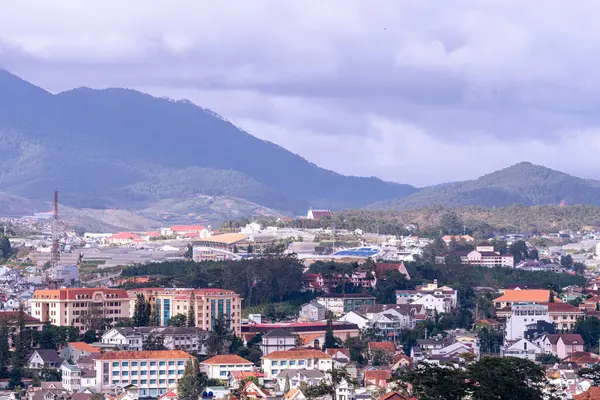 Dalat Şehri, Vietnam - 02 Aralık 2023: Dalat şehrinin çatılarına bakın. Da Lat ve çevresi Asya 'nın popüler bir turizm beldesidir. Sis ve dağlarla dolu bir şehir