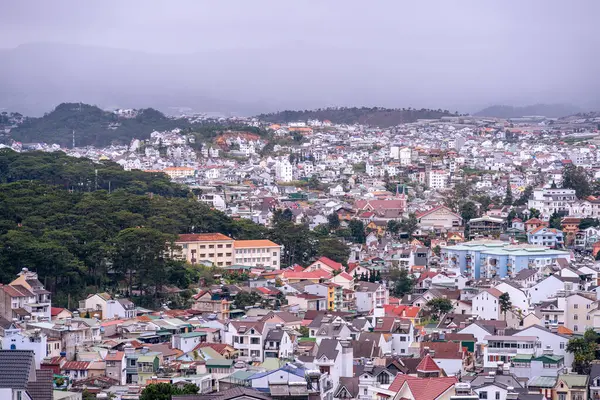 Dalat Şehri, Vietnam - 02 Aralık 2023: Dalat şehrinin çatılarına bakın. Da Lat ve çevresi Asya 'nın popüler bir turizm beldesidir. Sis ve dağlarla dolu bir şehir