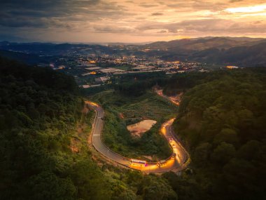 Da Lat City, Vietnam 'daki Ta Nung Geçidi' nin günbatımında hava görüntüsü. Uzaktaki viraj yolu Dalat şehri, Vietnam. Uzun pozlama.