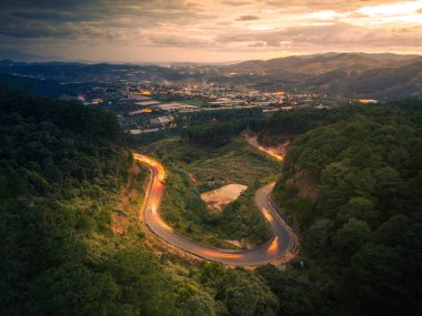 Da Lat City, Vietnam 'daki Ta Nung Geçidi' nin günbatımında hava görüntüsü. Uzaktaki viraj yolu Dalat şehri, Vietnam. Uzun pozlama.