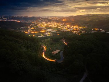 Da Lat City, Vietnam 'daki Ta Nung Geçidi' nin günbatımında hava görüntüsü. Uzaktaki viraj yolu Dalat şehri, Vietnam. Uzun pozlama.
