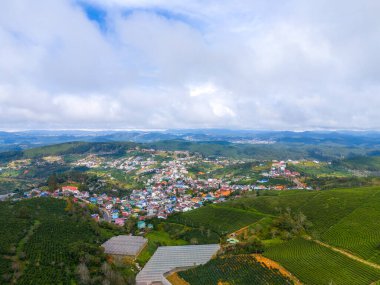 Sabahleyin, Da Lat şehri, Cau Dat, Lam Dong 'da güzel bir manzara. Çay tepesinde rüzgar enerjisi, çayın yamacında sabah manzarası güzel vadinin altındaki sisli dağlarda ekilmiş.