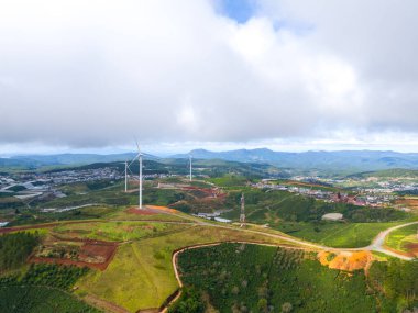 Sabahleyin, Da Lat şehri, Cau Dat, Lam Dong 'da güzel bir manzara. Çay tepesinde rüzgar enerjisi, çayın yamacında sabah manzarası güzel vadinin altındaki sisli dağlarda ekilmiş.