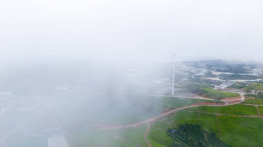 Sabahleyin, Da Lat şehri, Cau Dat, Lam Dong 'da güzel bir manzara. Çay tepesinde rüzgar enerjisi, çayın yamacında sabah manzarası güzel vadinin altındaki sisli dağlarda ekilmiş.