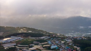 Sabahleyin, Da Lat şehri, Cau Dat, Lam Dong 'da güzel bir manzara. Çay tepesinde rüzgar enerjisi, çayın yamacında sabah manzarası güzel vadinin altındaki sisli dağlarda ekilmiş.