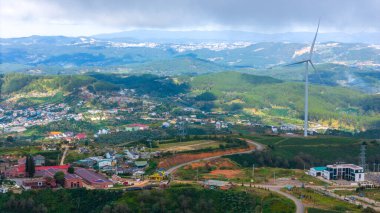 Sabahleyin, Da Lat şehri, Cau Dat, Lam Dong 'da güzel bir manzara. Çay tepesinde rüzgar enerjisi, çayın yamacında sabah manzarası güzel vadinin altındaki sisli dağlarda ekilmiş.