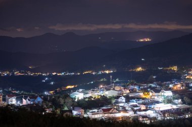 Sabahleyin, Da Lat şehri, Cau Dat, Lam Dong 'da güzel bir manzara. Çay tepesinde rüzgar enerjisi, çayın yamacında sabah manzarası güzel vadinin altındaki sisli dağlarda ekilmiş.