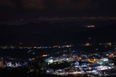 Sabahleyin, Da Lat şehri, Cau Dat, Lam Dong 'da güzel bir manzara. Çay tepesinde rüzgar enerjisi, çayın yamacında sabah manzarası güzel vadinin altındaki sisli dağlarda ekilmiş.