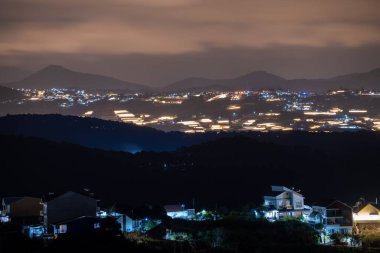 Sabahleyin, Da Lat şehri, Cau Dat, Lam Dong 'da güzel bir manzara. Çay tepesinde rüzgar enerjisi, çayın yamacında sabah manzarası güzel vadinin altındaki sisli dağlarda ekilmiş.