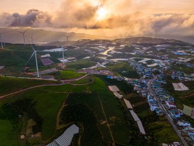 Sabahleyin, Da Lat şehri, Cau Dat, Lam Dong 'da güzel bir manzara. Çay tepesinde rüzgar enerjisi, çayın yamacında sabah manzarası güzel vadinin altındaki sisli dağlarda ekilmiş.