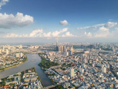 Saigon, Vietnam 'ın panoramik manzarası Ho Chi Minh şehrinin merkez iş bölgesinde. Şehir manzarası ve birçok bina, yerel evler, köprüler, nehirler. Seyahat ve manzara konsepti.