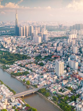 Saigon, Vietnam 'ın panoramik manzarası Ho Chi Minh şehrinin merkez iş bölgesinde. Şehir manzarası ve birçok bina, yerel evler, köprüler, nehirler. Seyahat ve manzara konsepti.