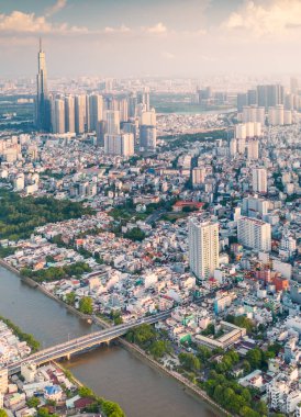 Saigon, Vietnam 'ın panoramik manzarası Ho Chi Minh şehrinin merkez iş bölgesinde. Şehir manzarası ve birçok bina, yerel evler, köprüler, nehirler. Seyahat ve manzara konsepti.