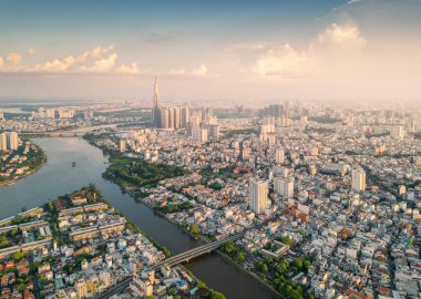 Saigon, Vietnam 'ın panoramik manzarası Ho Chi Minh şehrinin merkez iş bölgesinde. Şehir manzarası ve birçok bina, yerel evler, köprüler, nehirler. Seyahat ve manzara konsepti.
