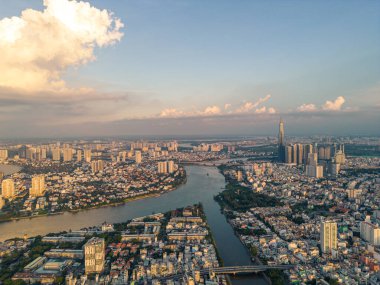 Saigon, Vietnam 'ın panoramik manzarası Ho Chi Minh şehrinin merkez iş bölgesinde. Şehir manzarası ve birçok bina, yerel evler, köprüler, nehirler. Seyahat ve manzara konsepti.