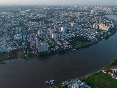 Saigon, Vietnam 'ın panoramik manzarası Ho Chi Minh şehrinin merkez iş bölgesinde. Şehir manzarası ve birçok bina, yerel evler, köprüler, nehirler. Seyahat ve manzara konsepti.
