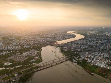 Saigon, Vietnam 'ın panoramik manzarası Ho Chi Minh şehrinin merkez iş bölgesinde. Şehir manzarası ve birçok bina, yerel evler, köprüler, nehirler. Seyahat ve manzara konsepti.