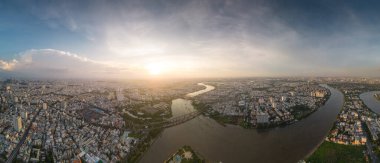Saigon, Vietnam 'ın panoramik manzarası Ho Chi Minh şehrinin merkez iş bölgesinde. Şehir manzarası ve birçok bina, yerel evler, köprüler, nehirler. Seyahat ve manzara konsepti.