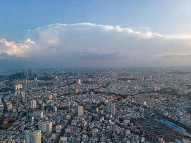Saigon, Vietnam 'ın panoramik manzarası Ho Chi Minh şehrinin merkez iş bölgesinde. Şehir manzarası ve birçok bina, yerel evler, köprüler, nehirler. Seyahat ve manzara konsepti.
