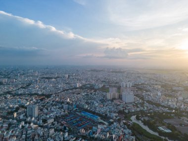 Saigon, Vietnam 'ın panoramik manzarası Ho Chi Minh şehrinin merkez iş bölgesinde. Şehir manzarası ve birçok bina, yerel evler, köprüler, nehirler. Seyahat ve manzara konsepti.