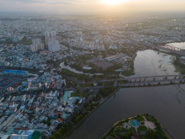 Saigon, Vietnam 'ın panoramik manzarası Ho Chi Minh şehrinin merkez iş bölgesinde. Şehir manzarası ve birçok bina, yerel evler, köprüler, nehirler. Seyahat ve manzara konsepti.
