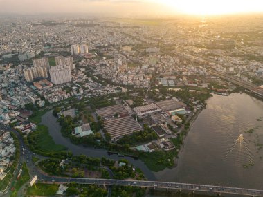 Saigon, Vietnam 'ın panoramik manzarası Ho Chi Minh şehrinin merkez iş bölgesinde. Şehir manzarası ve birçok bina, yerel evler, köprüler, nehirler. Seyahat ve manzara konsepti.
