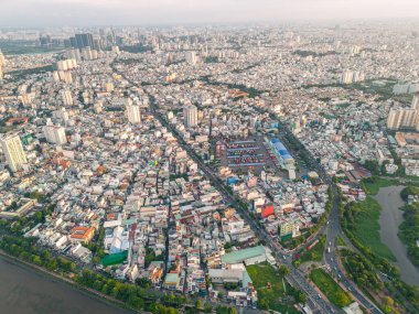 Saigon, Vietnam 'ın panoramik manzarası Ho Chi Minh şehrinin merkez iş bölgesinde. Şehir manzarası ve birçok bina, yerel evler, köprüler, nehirler. Seyahat ve manzara konsepti.