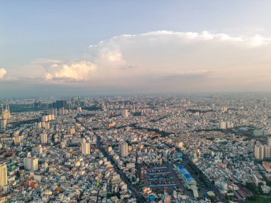 Saigon, Vietnam 'ın panoramik manzarası Ho Chi Minh şehrinin merkez iş bölgesinde. Şehir manzarası ve birçok bina, yerel evler, köprüler, nehirler. Seyahat ve manzara konsepti.