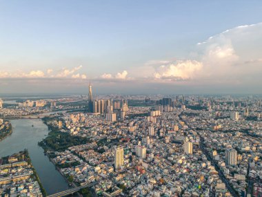 Saigon, Vietnam 'ın panoramik manzarası Ho Chi Minh şehrinin merkez iş bölgesinde. Şehir manzarası ve birçok bina, yerel evler, köprüler, nehirler. Seyahat ve manzara konsepti.