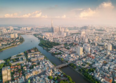 Saigon, Vietnam 'ın panoramik manzarası Ho Chi Minh şehrinin merkez iş bölgesinde. Şehir manzarası ve birçok bina, yerel evler, köprüler, nehirler. Seyahat ve manzara konsepti.