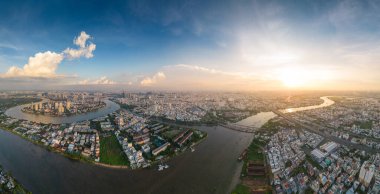 Saigon, Vietnam 'ın panoramik manzarası Ho Chi Minh şehrinin merkez iş bölgesinde. Şehir manzarası ve birçok bina, yerel evler, köprüler, nehirler. Seyahat ve manzara konsepti.