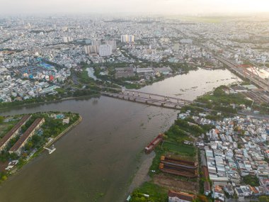 Saigon, Vietnam 'ın panoramik manzarası Ho Chi Minh şehrinin merkez iş bölgesinde. Şehir manzarası ve birçok bina, yerel evler, köprüler, nehirler. Seyahat ve manzara konsepti.