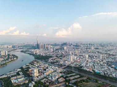 Saigon, Vietnam 'ın panoramik manzarası Ho Chi Minh şehrinin merkez iş bölgesinde. Şehir manzarası ve birçok bina, yerel evler, köprüler, nehirler. Seyahat ve manzara konsepti.