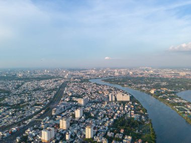 Saigon, Vietnam 'ın panoramik manzarası Ho Chi Minh şehrinin merkez iş bölgesinde. Şehir manzarası ve birçok bina, yerel evler, köprüler, nehirler. Seyahat ve manzara konsepti.