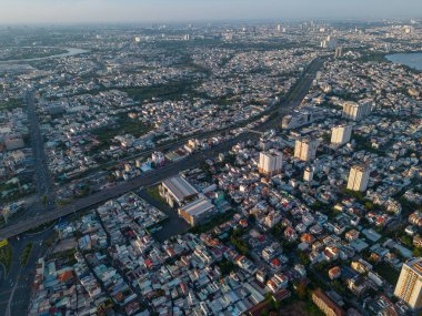 Saigon, Vietnam 'ın panoramik manzarası Ho Chi Minh şehrinin merkez iş bölgesinde. Şehir manzarası ve birçok bina, yerel evler, köprüler, nehirler. Seyahat ve manzara konsepti.