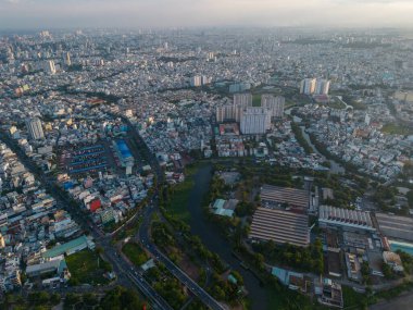 Saigon, Vietnam 'ın panoramik manzarası Ho Chi Minh şehrinin merkez iş bölgesinde. Şehir manzarası ve birçok bina, yerel evler, köprüler, nehirler. Seyahat ve manzara konsepti.