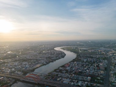 Saigon, Vietnam 'ın panoramik manzarası Ho Chi Minh şehrinin merkez iş bölgesinde. Şehir manzarası ve birçok bina, yerel evler, köprüler, nehirler. Seyahat ve manzara konsepti.